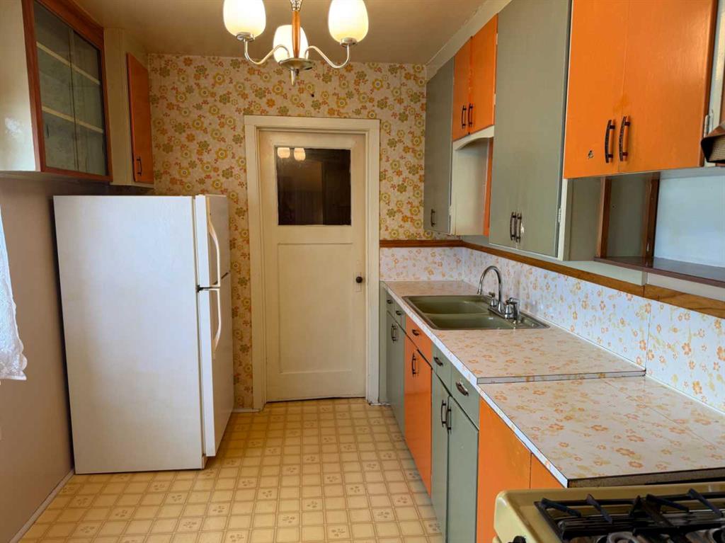216 2 Street W