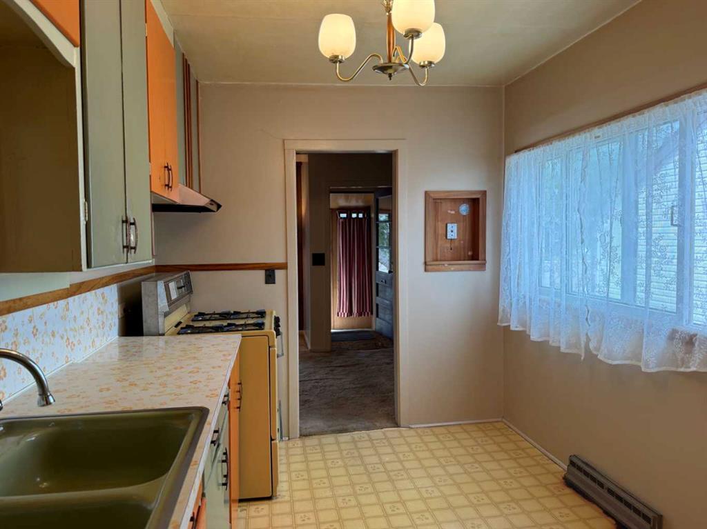 216 2 Street W