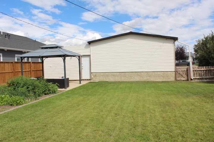 605 2 Street W