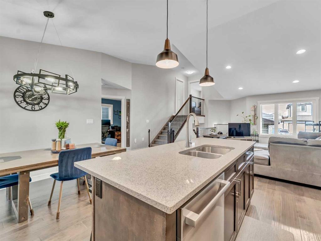 284 Sterling Crescent SE