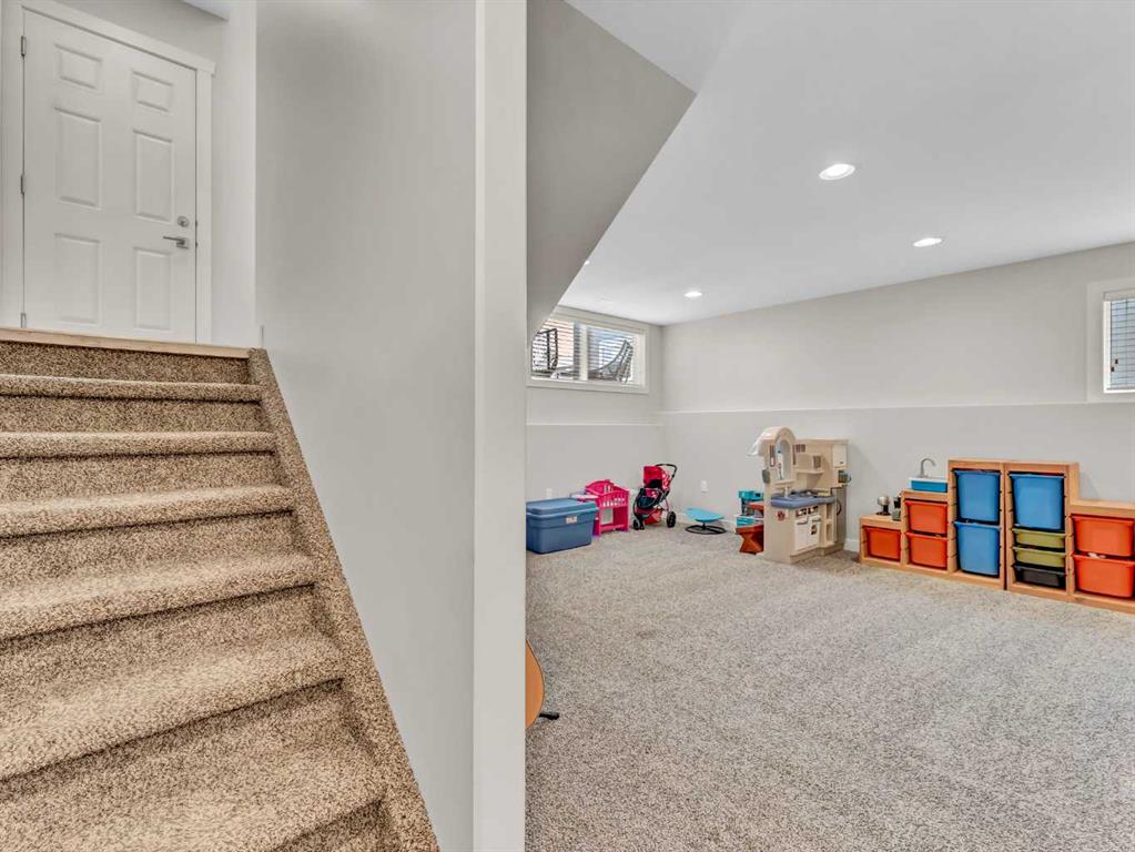 284 Sterling Crescent SE