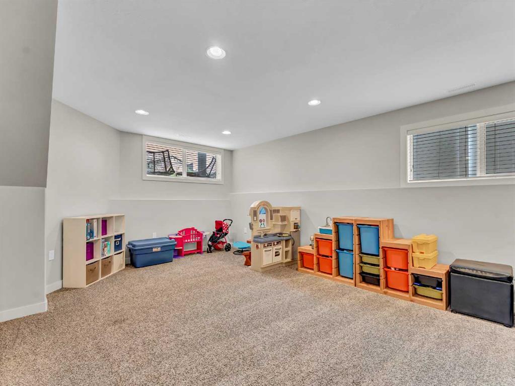 284 Sterling Crescent SE