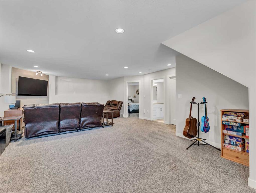 284 Sterling Crescent SE