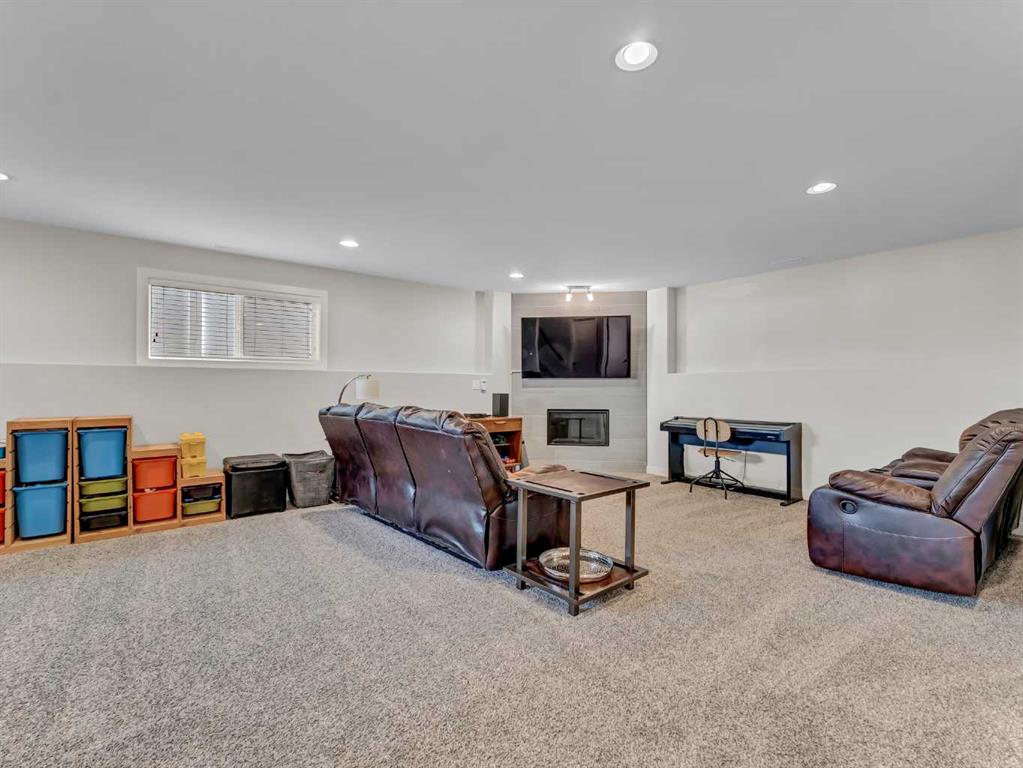 284 Sterling Crescent SE