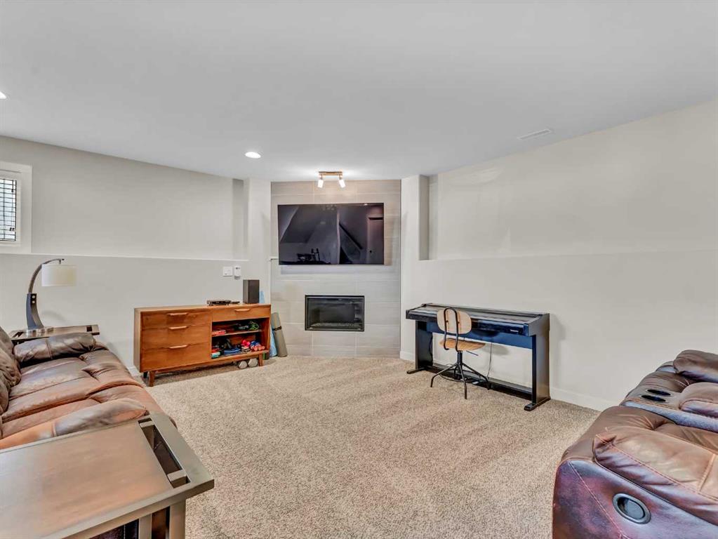 284 Sterling Crescent SE