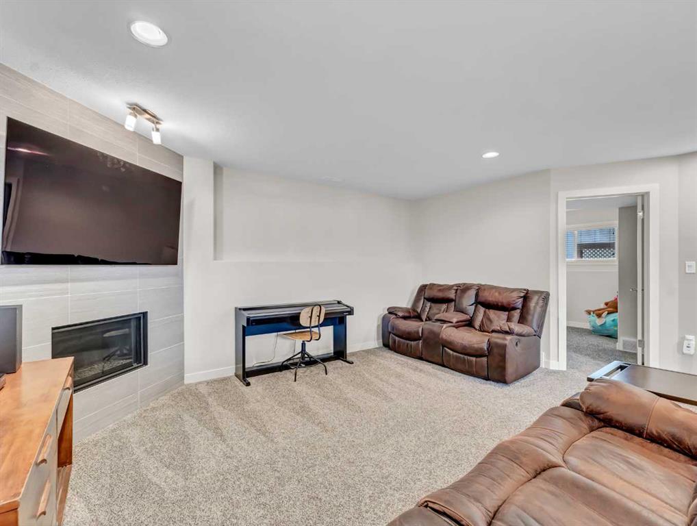 284 Sterling Crescent SE