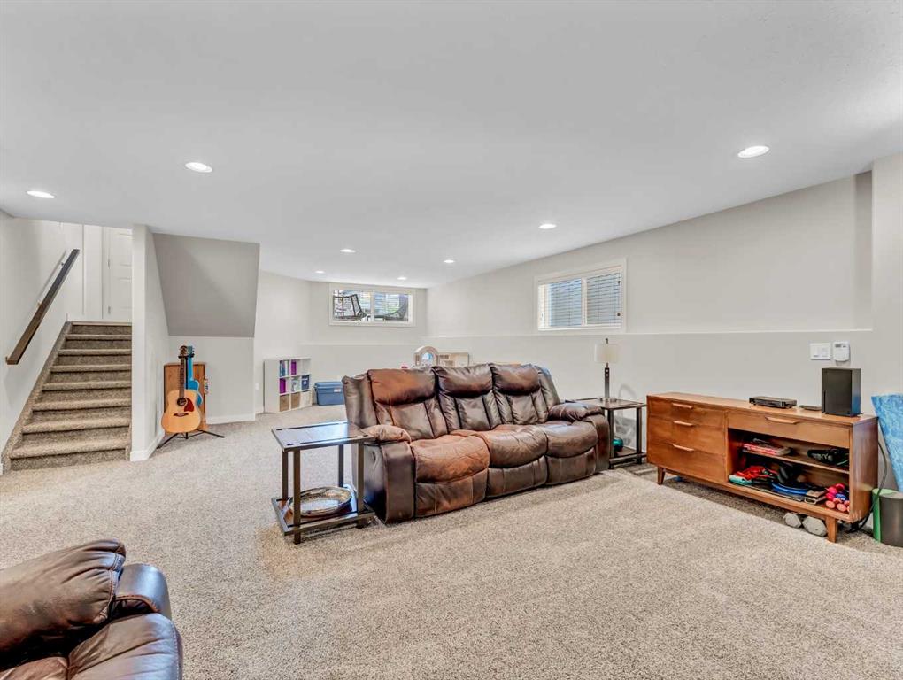 284 Sterling Crescent SE