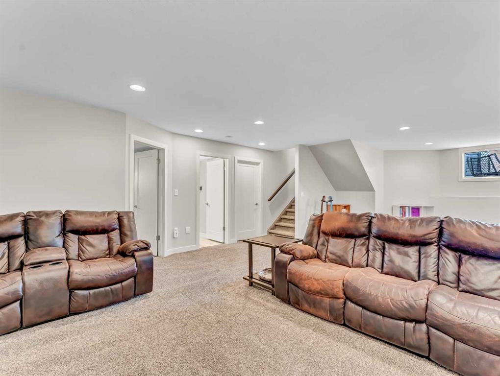 284 Sterling Crescent SE