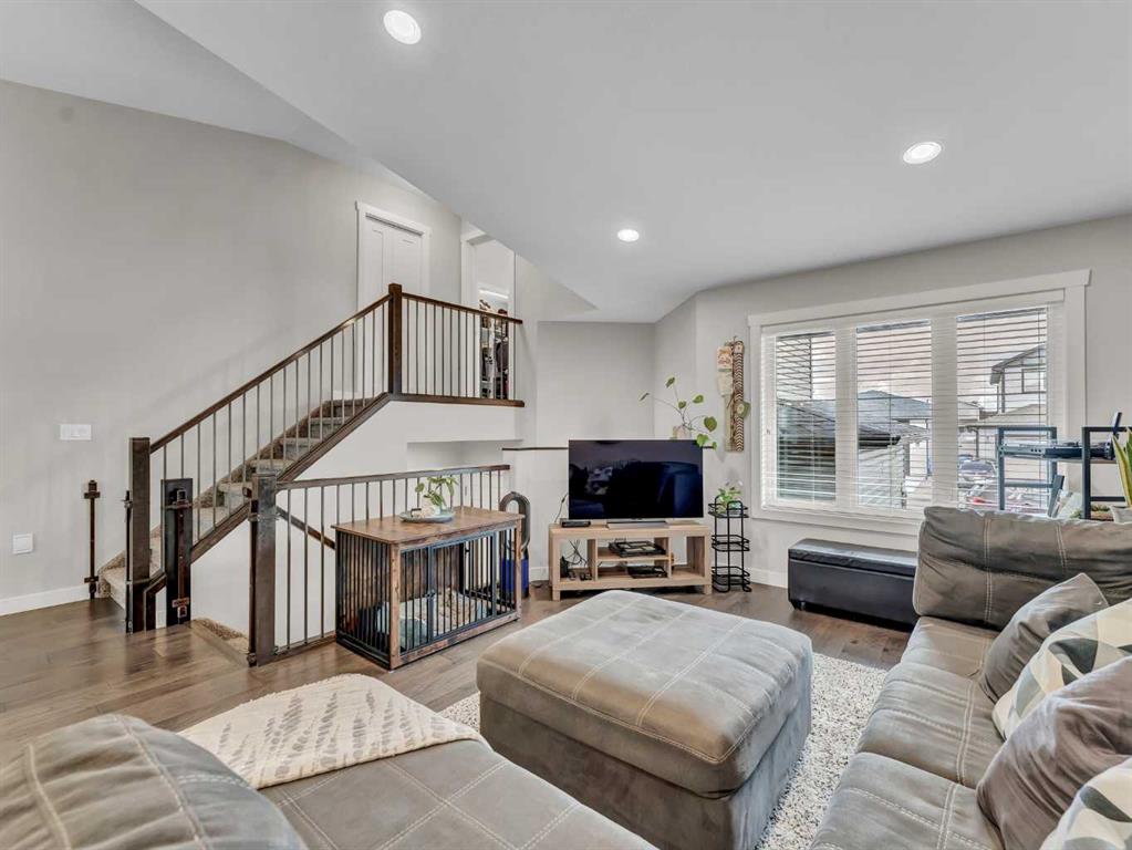 284 Sterling Crescent SE