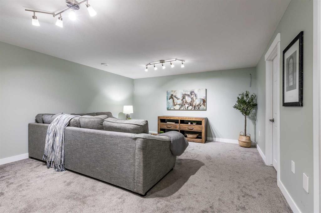 13 Violet Court SE