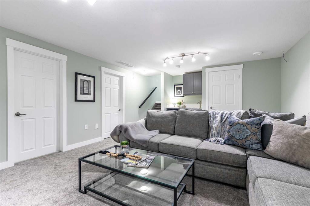 13 Violet Court SE