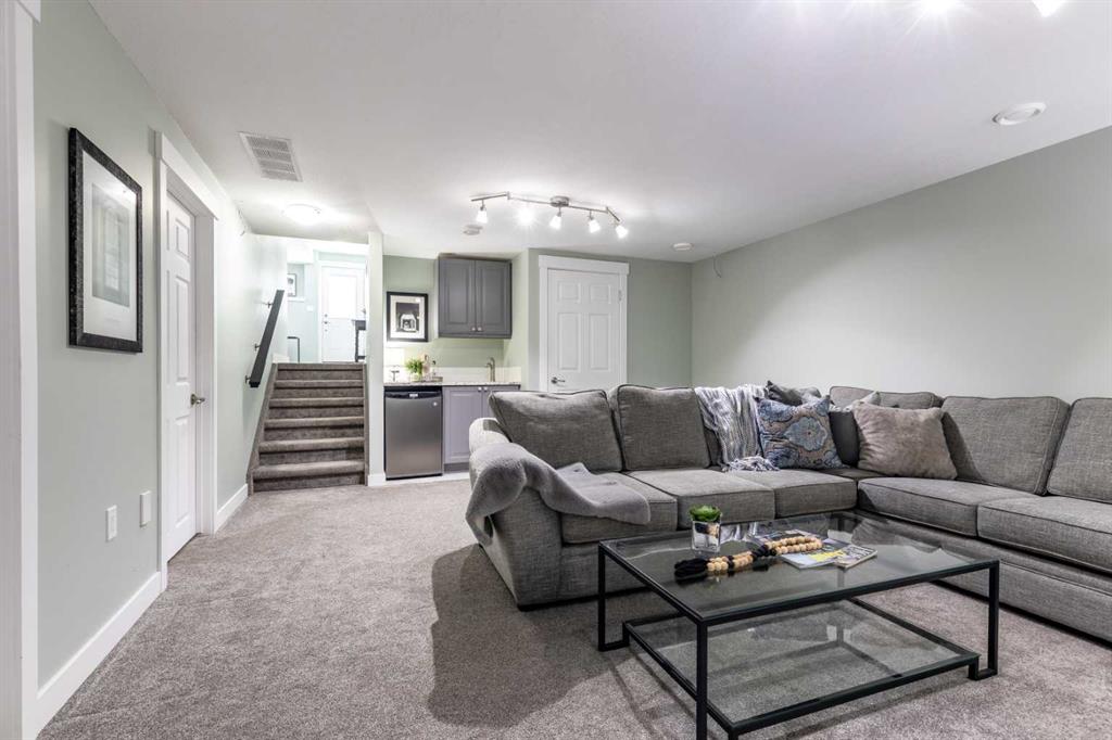 13 Violet Court SE
