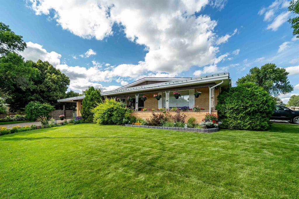 1998 20 Street SE, Medicine Hat
