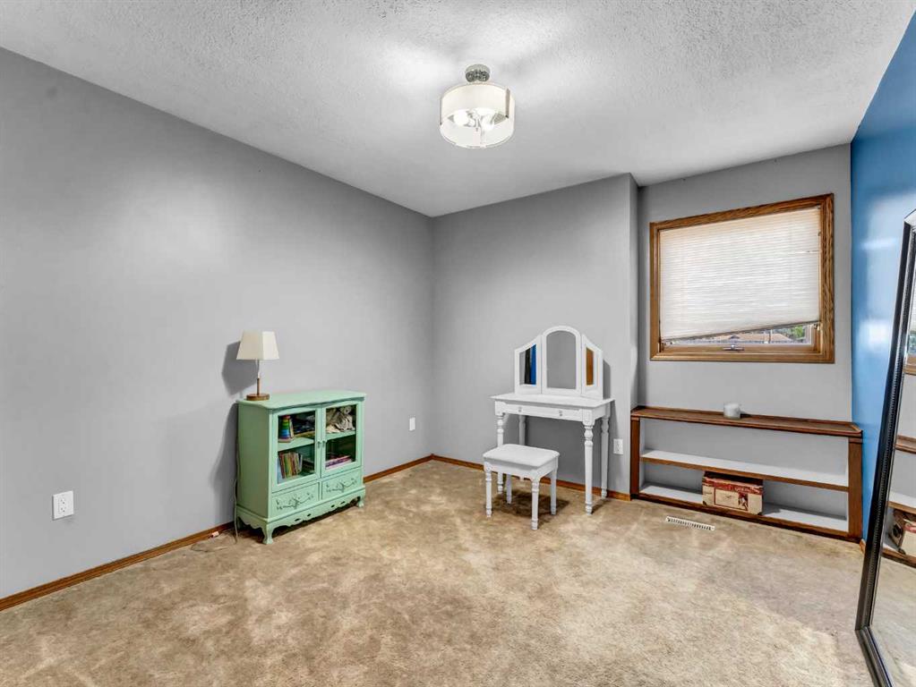 18 Rideau Crescent SE