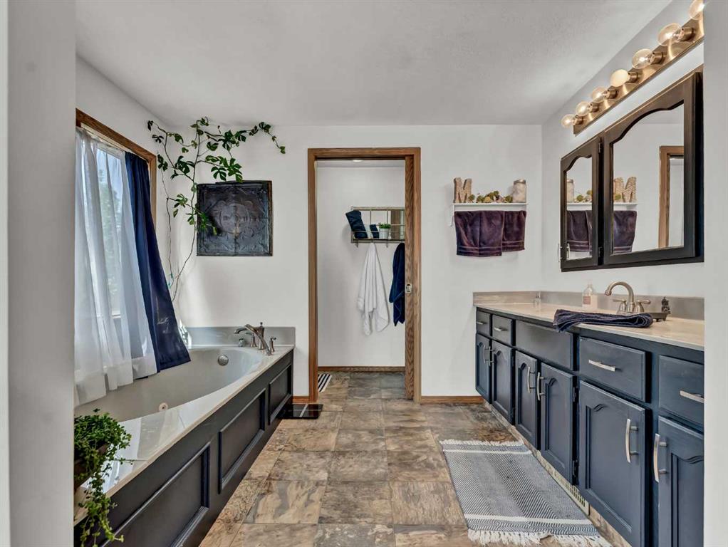 18 Rideau Crescent SE