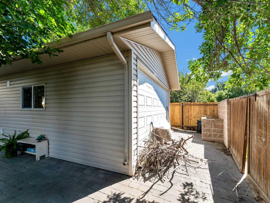 18 Rideau Crescent SE