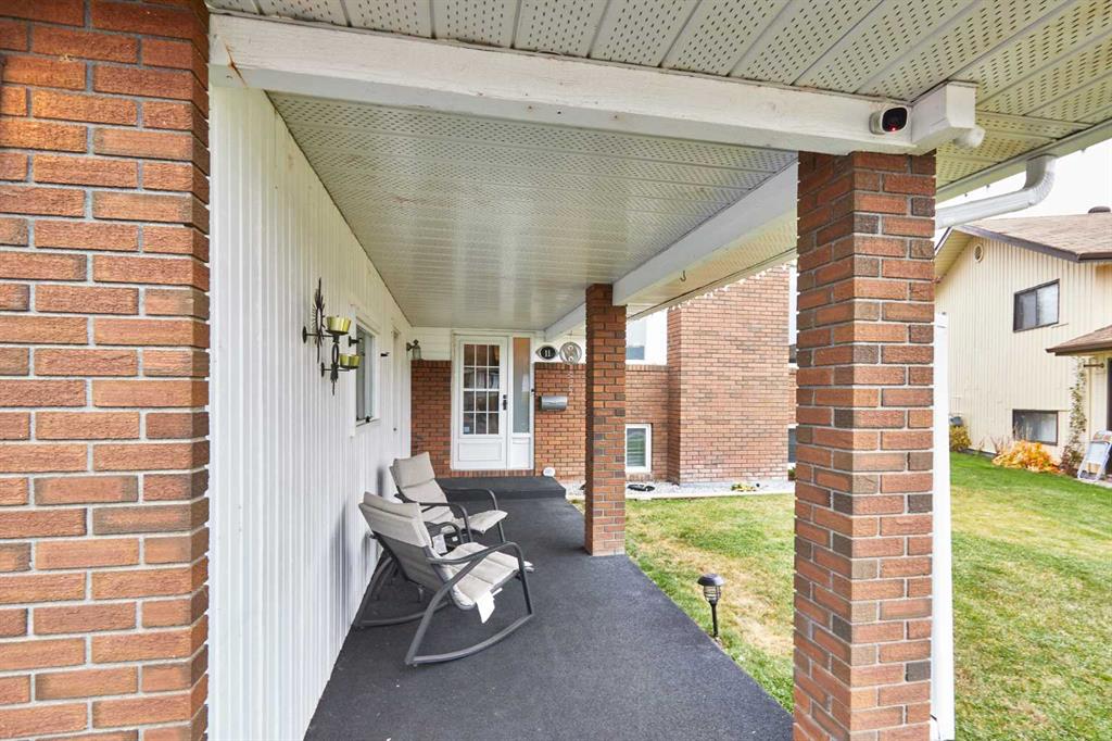11 Iris Court SE