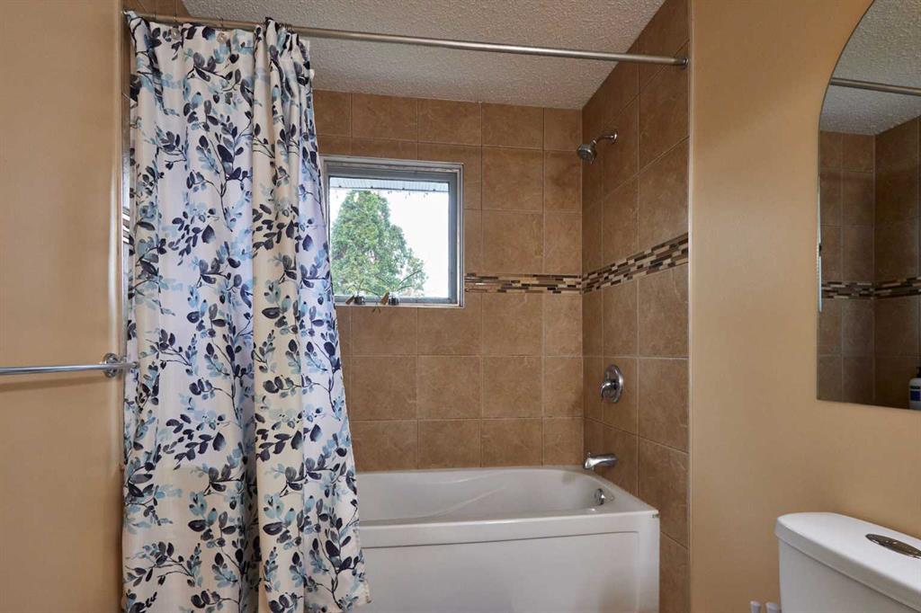 11 Iris Court SE