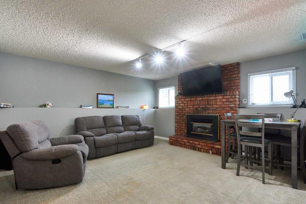 11 Iris Court SE
