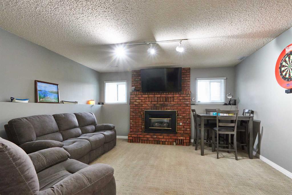 11 Iris Court SE
