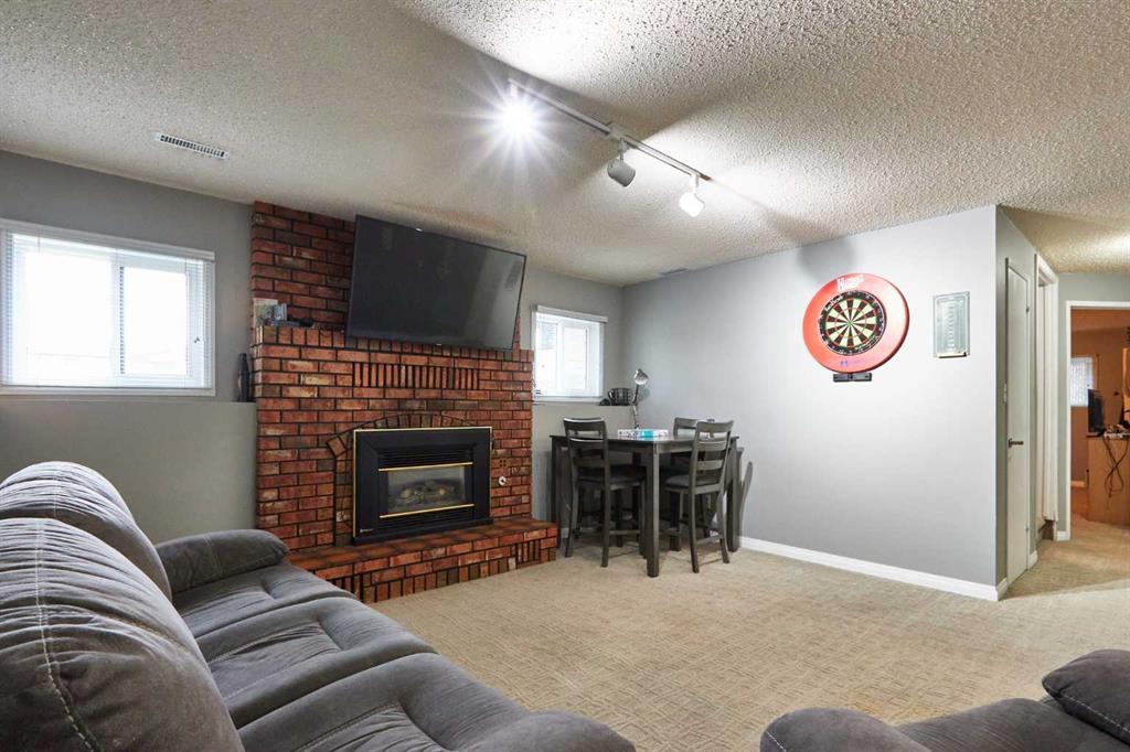 11 Iris Court SE