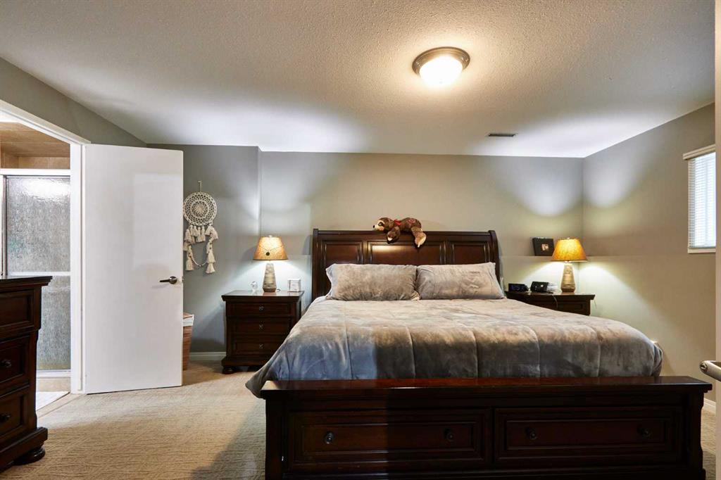 11 Iris Court SE