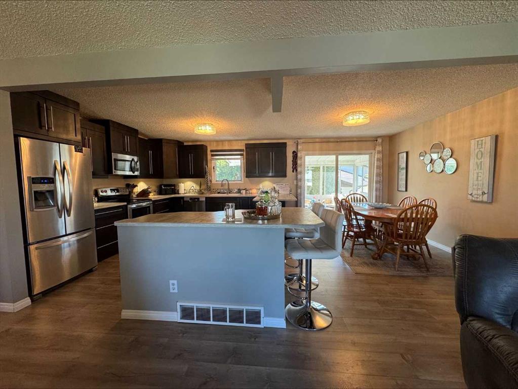 11 Iris Court SE