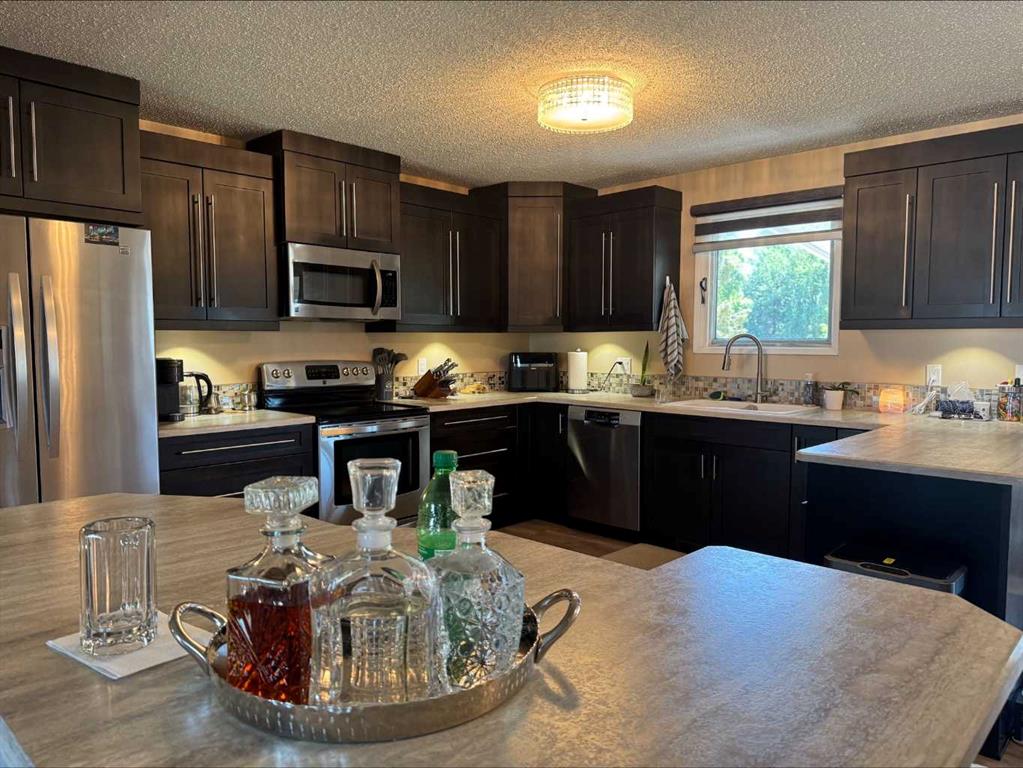 11 Iris Court SE