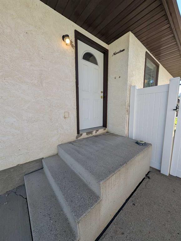 19 Rae Crescent SE