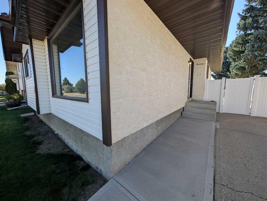 19 Rae Crescent SE