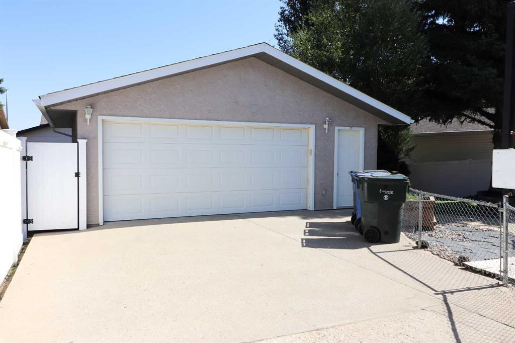 976 Ross Glen Drive SE