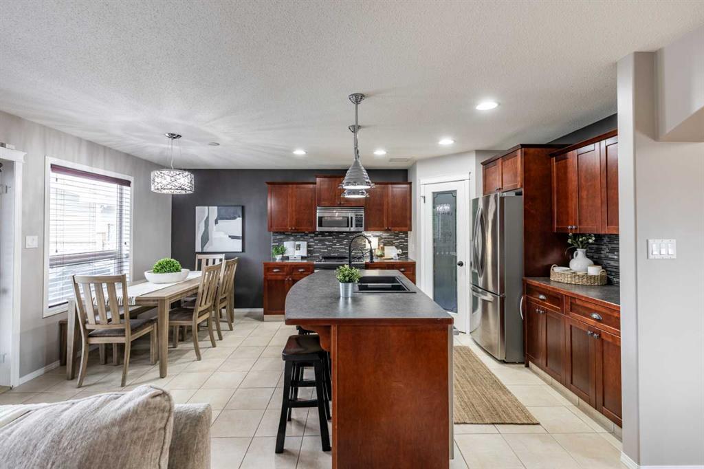 116 Vista Close SE