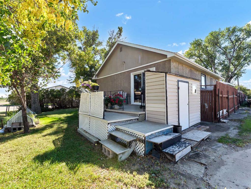 338 2 Street SW