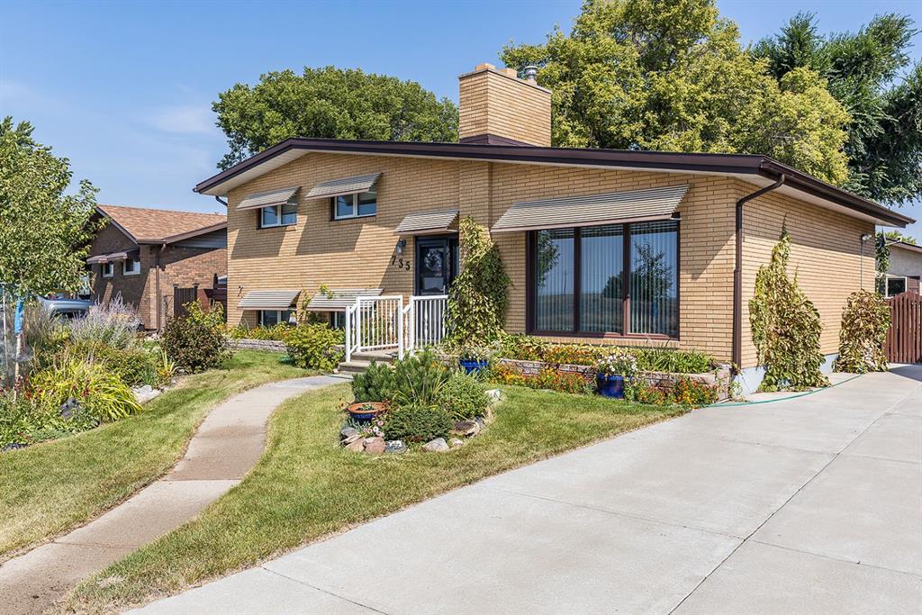 735 McCutcheon Drive NW, Medicine Hat