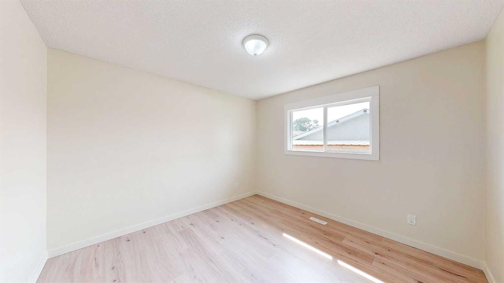 35 Ewart Crescent SE