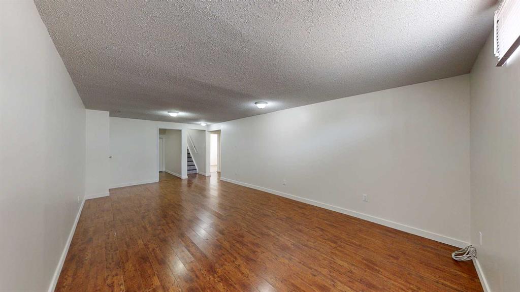 35 Ewart Crescent SE