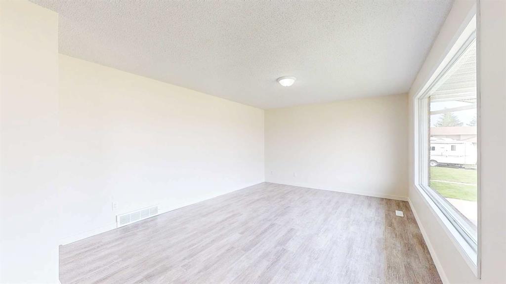 35 Ewart Crescent SE