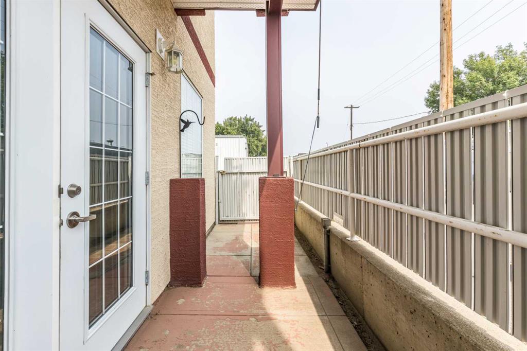#102 105 Main Street S