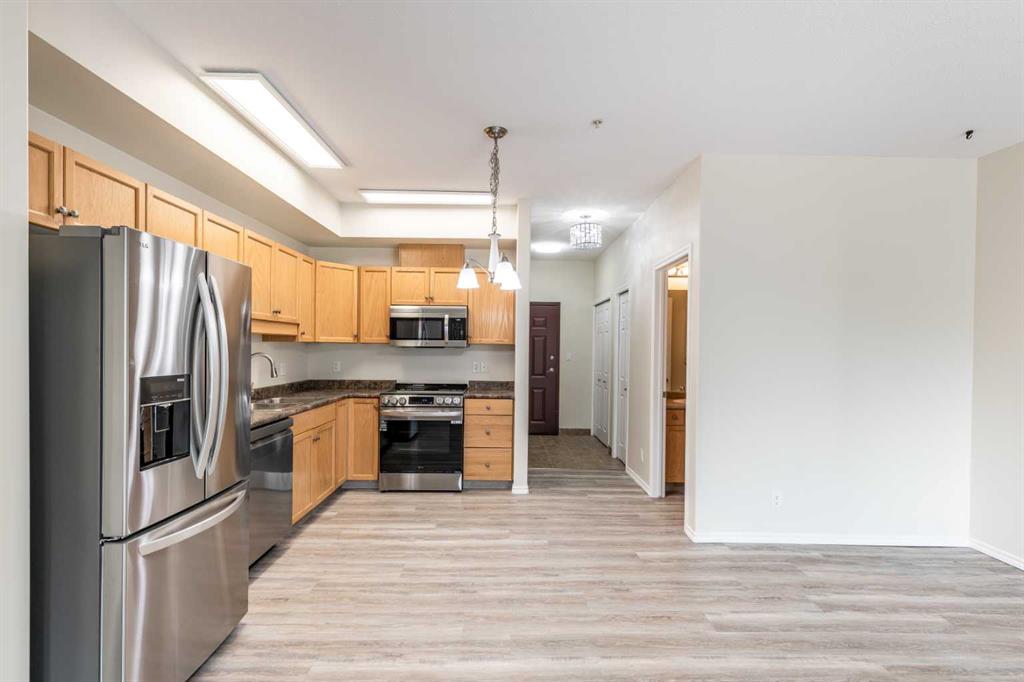 #102 105 Main Street S