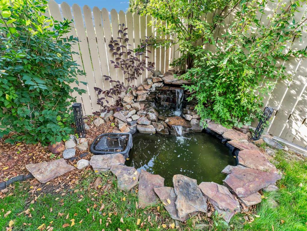 16 Storrs Crescent SE