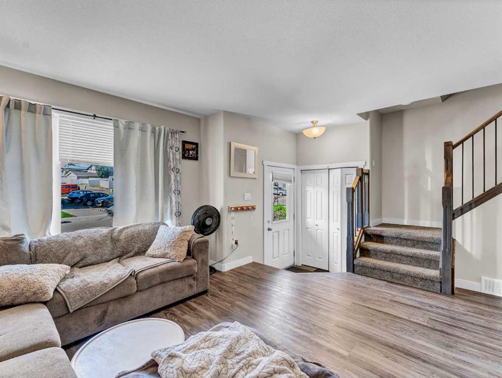 #1-4 206 Ranchview Crescent NE