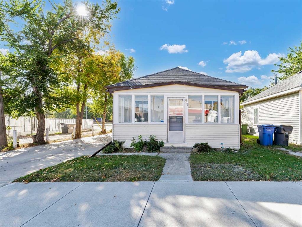 851 11 Street SE, Medicine Hat