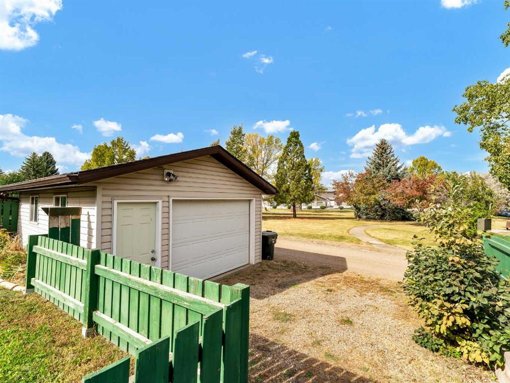 90 Simpson Crescent SE