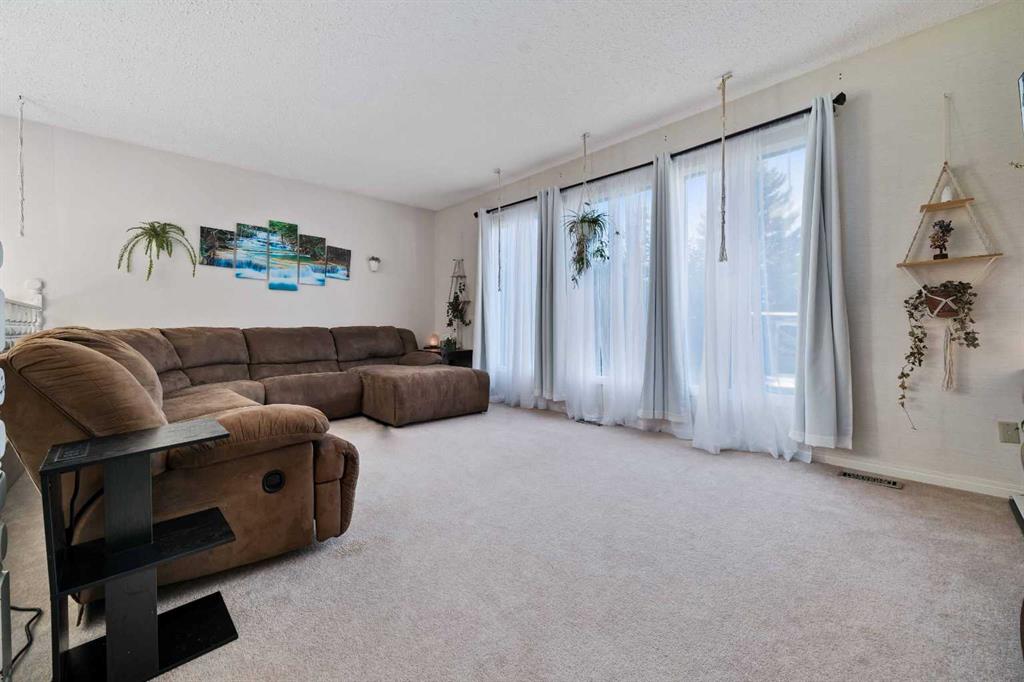 19 Violet Court SE