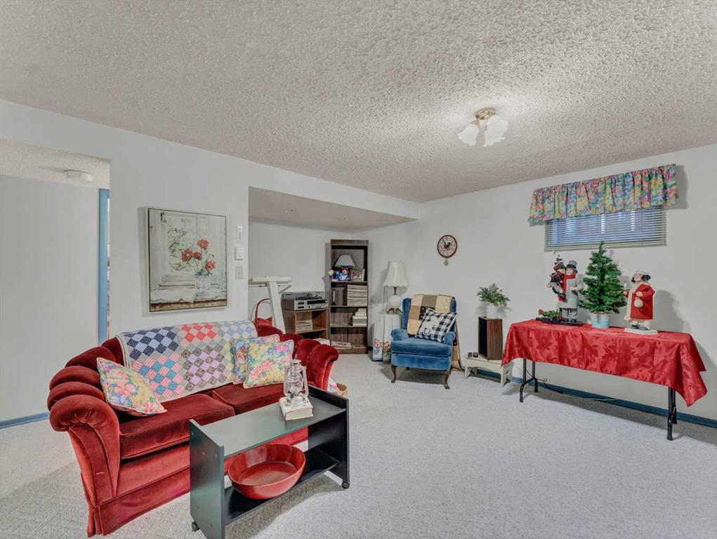 26 Ross Glen Green SE