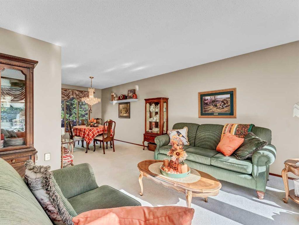 26 Ross Glen Green SE