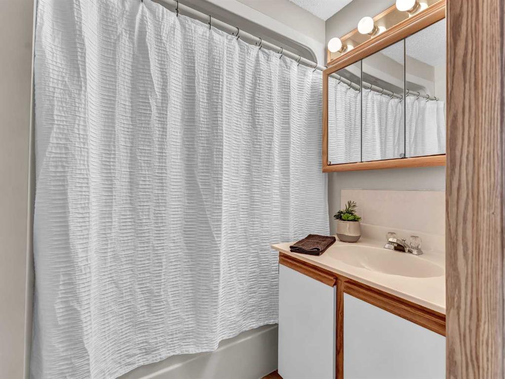 #204 3090 15 Avenue SE