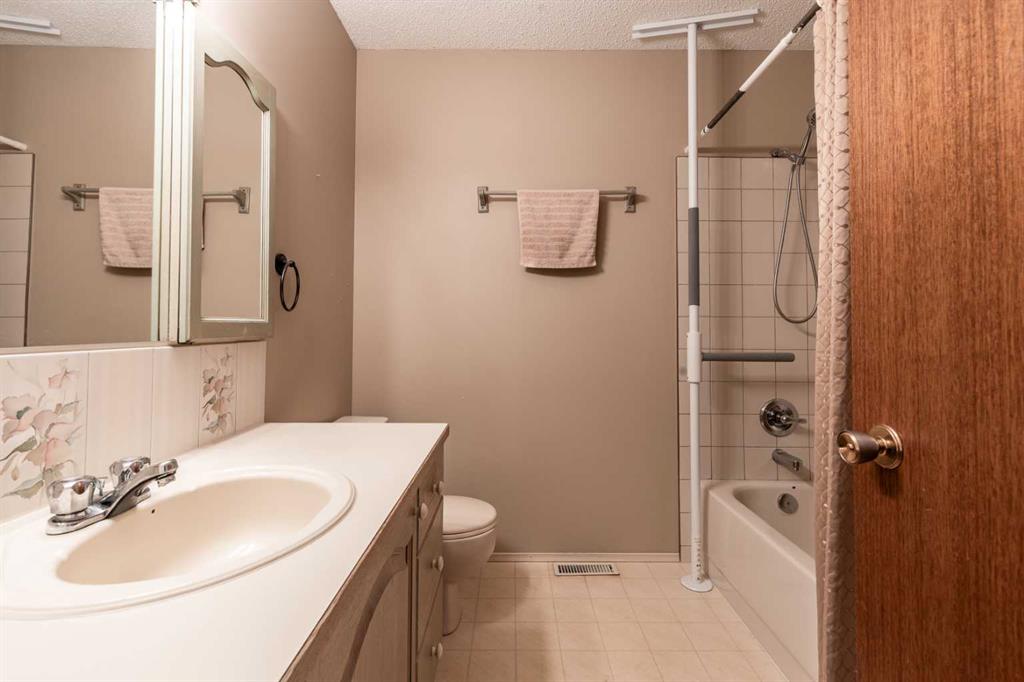 8 Ross Glen Green SE