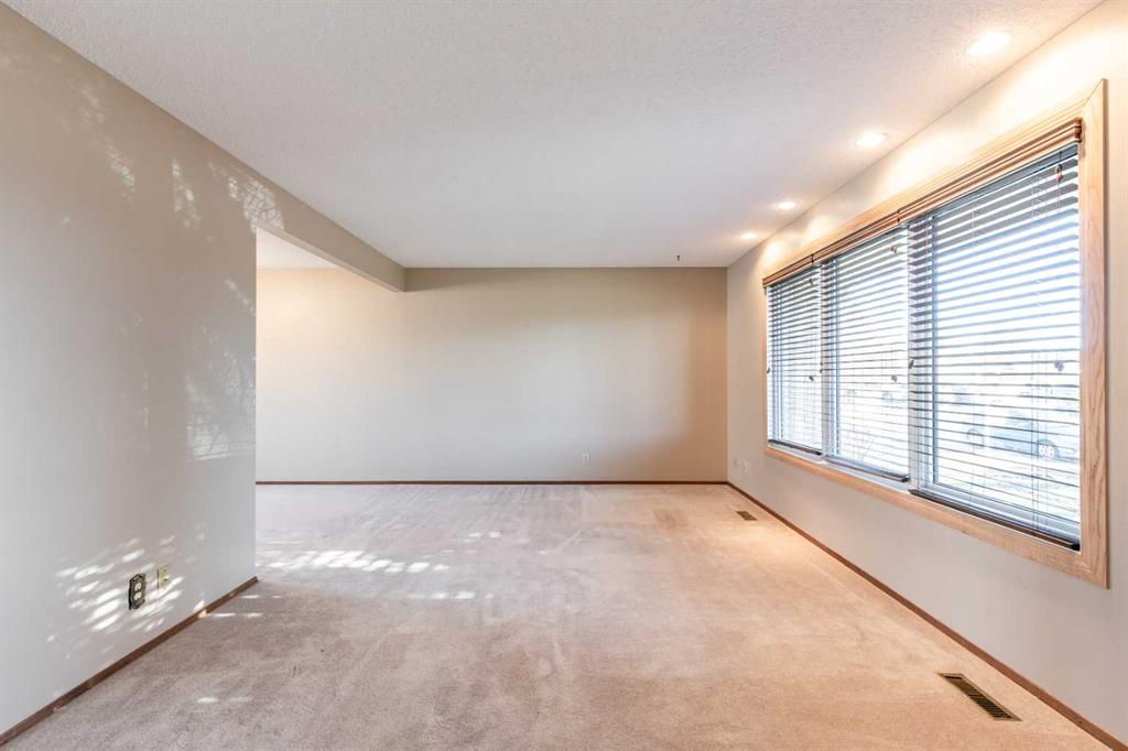 8 Ross Glen Green SE