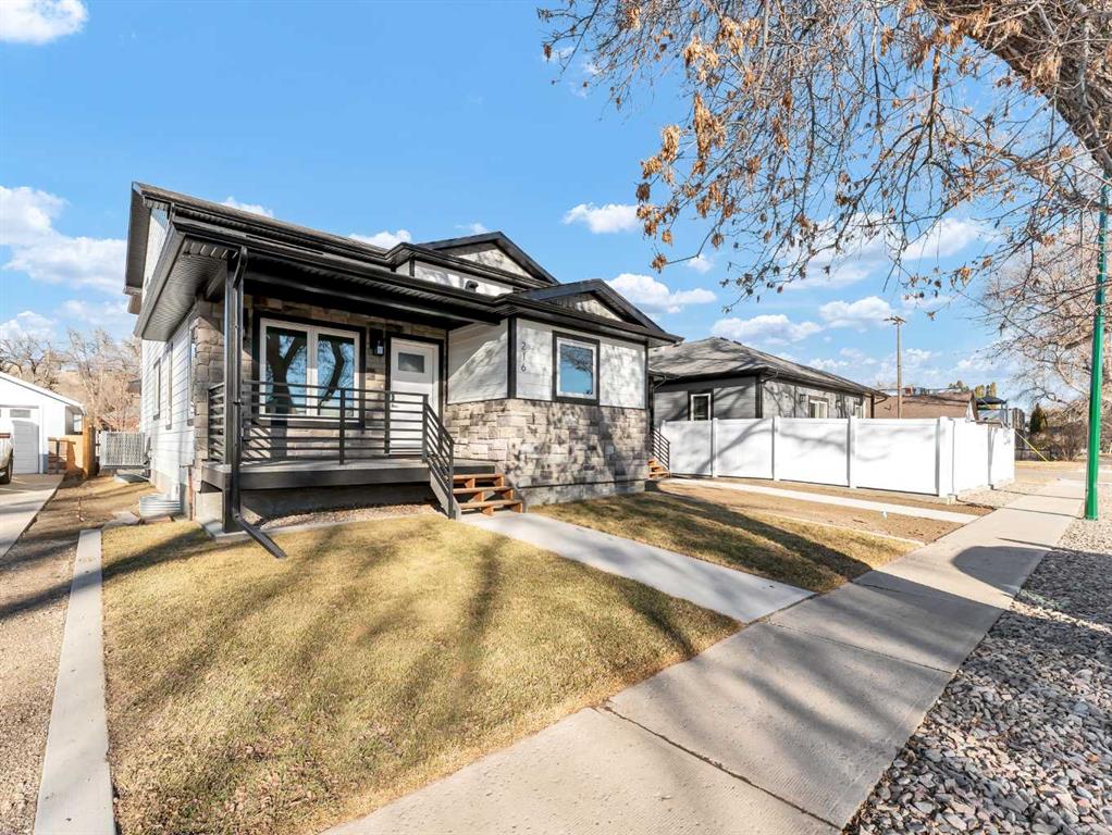 216 2 Street NW, Medicine Hat